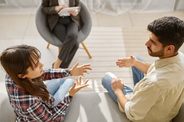 Pareja teniendo un discurso emocional durante la sesión de terapia — Foto de Stock