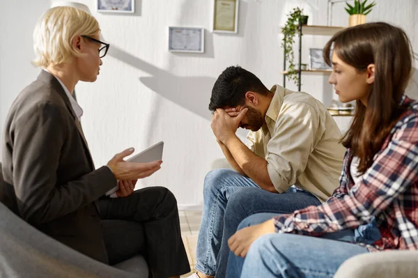 Couple having emotional speech during therapy session — Stock Photo, Image