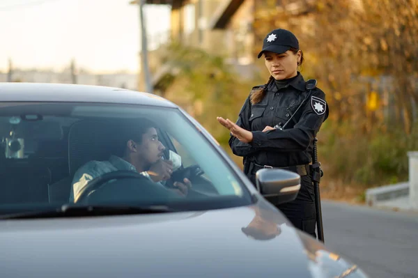 A női rendőrtiszt visszautasítja a járművezető megvesztegetését. — Stock Fotó
