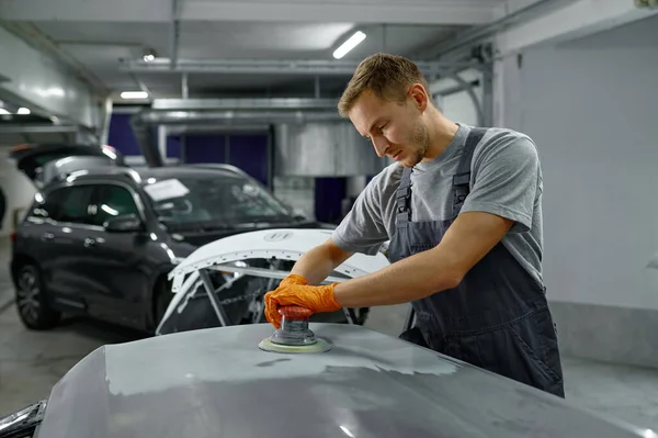 Reparador com lixadeira removendo carro velho pintura — Fotografia de Stock