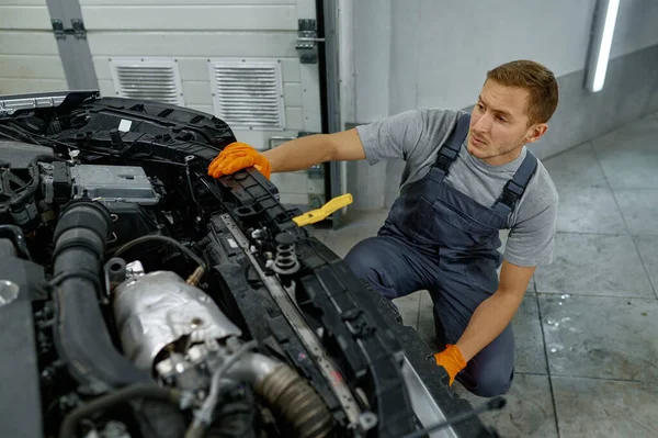 Auto trabajador mecánico que trabaja en el mantenimiento del coche — Foto de Stock