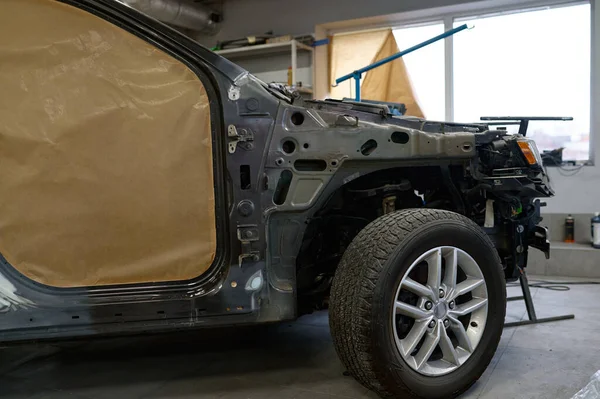 Car prepared for painting in body shop — Zdjęcie stockowe