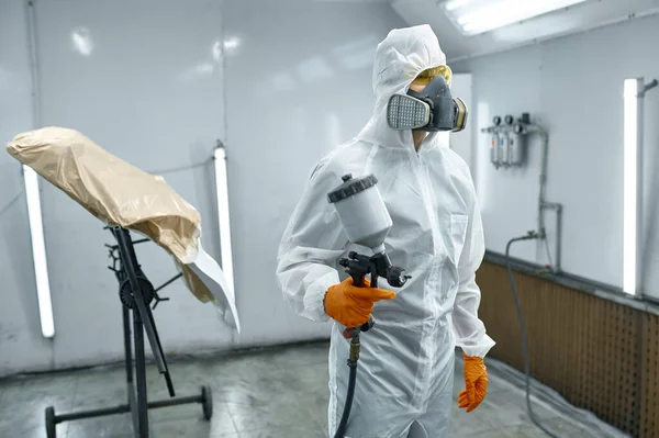 Car mechanic leaving painting chamber after work — Stok fotoğraf