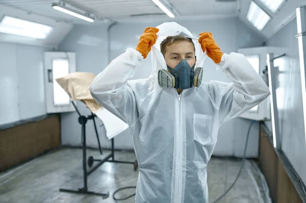 Portrait automobile painter standing in paint chamber — Φωτογραφία Αρχείου