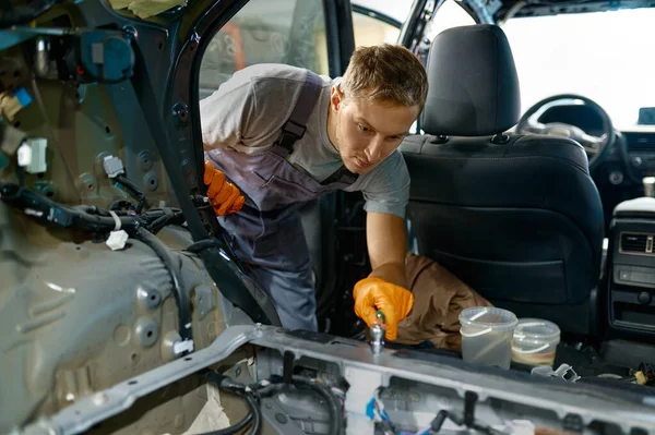 Automotive worker engaged in car body work — Foto de Stock