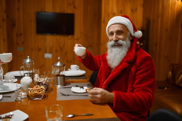 Portrait of happy smiling Santa drinking tea — Fotografia de Stock