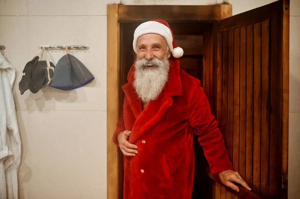 Feliz Papai Noel relaxado saindo da sala de vapor — Fotografia de Stock