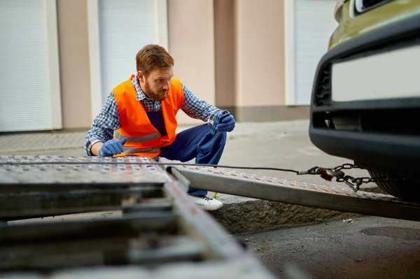 Evakuierung des Autos und technischer Assistent bei der Arbeit — Stockfoto