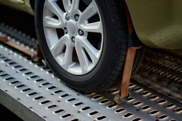 車のホイールベルト固定牽引トラック機構 — ストック写真