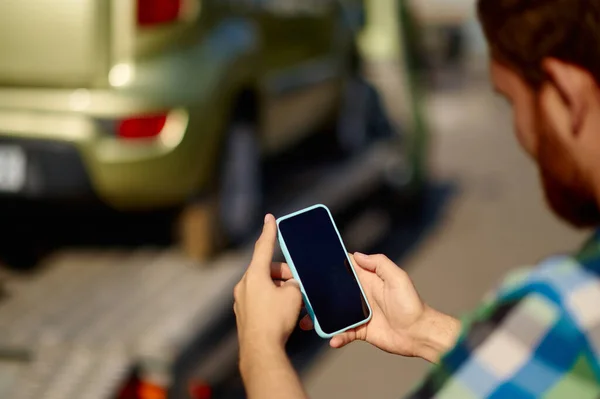 Man calling insurance agent while car towed — Zdjęcie stockowe