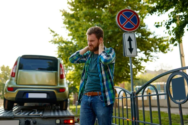 Sad man and evacuation wrong parked car — Stockfoto