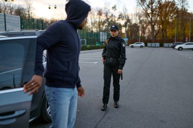 Polis memuru araba hırsızıyla konuşmaya çalışıyor.