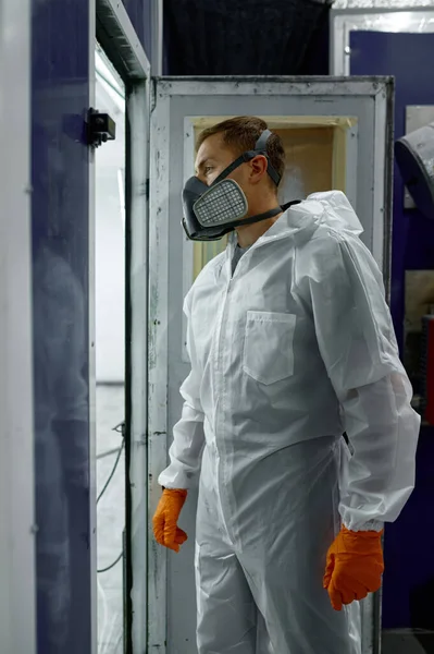 Car painter in protective clothes entering booth — Φωτογραφία Αρχείου