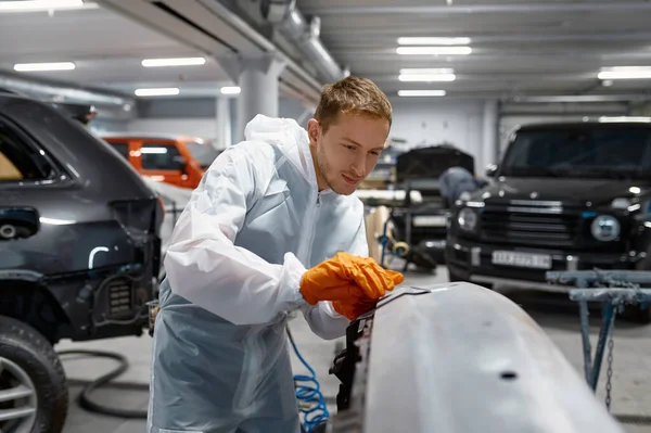 Mecánico involucrado en la reparación local de carrocería del coche — Foto de Stock