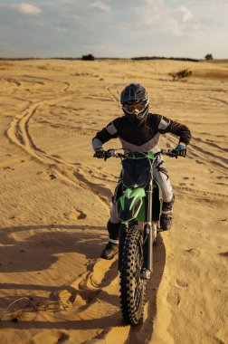 Motokros yarışında profesyonel hız sürücüsü