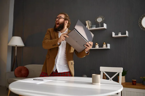 Verrückter Typ in Jacke wirft seinen Laptop weg — Stockfoto