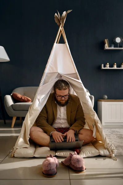 Glad affärsman som arbetar laptop i hemmet tält — Stockfoto