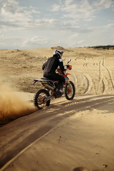 Professionele motorcross rijder rijdt op zandduin — Stockfoto