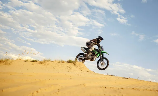 砂の丘を滑り降りるプロのモトクロスライダー — ストック写真