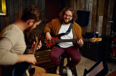 Gitar çalmayı öğreten öğretmen.