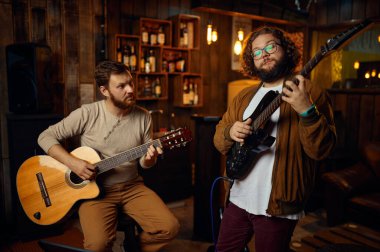 Elektro gitarda melodi çalan müzik öğretmeni