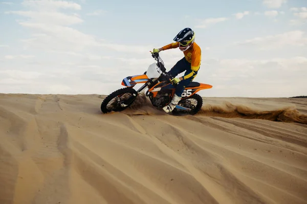 Rider κάνοντας κόλπο για μοτοσικλέτα συρόμενη άμμο — Φωτογραφία Αρχείου