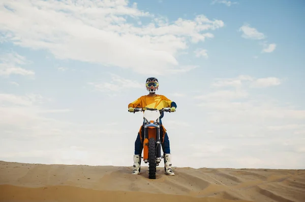 Motorcross rijder met verhoogde hand vooraanzicht — Stockfoto