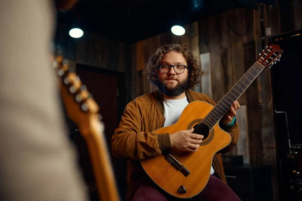 Hudební lektor vysvětlující funkce hraní na kytaru — Stock fotografie