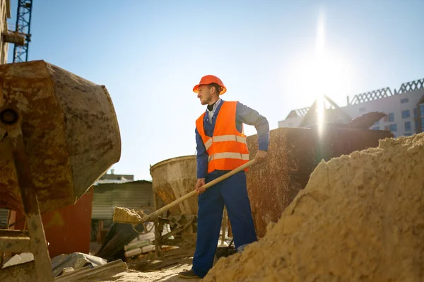 Mannelijke werknemer die beton maakt op de bouwplaats — Stockfoto