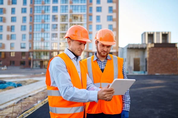 Arbeiter meldet sich bei Bauunternehmer — Stockfoto