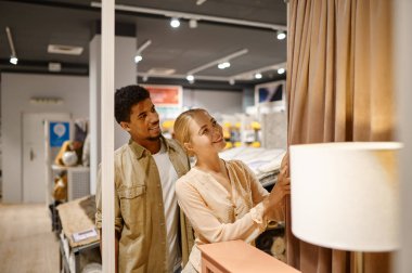 Mutlu çift perdeleri seçiyor dükkan alışverişi yapıyor.