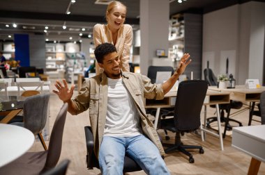 Mağazada çalışan komik bir çift.