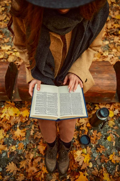 Mulher livro de leitura de descanso na floresta de outono — Fotografia de Stock