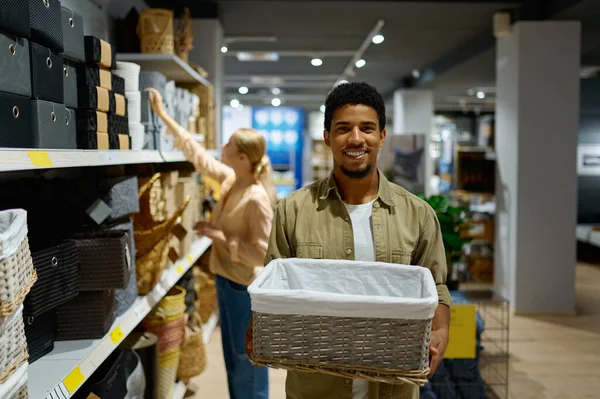 Férfi vásárol fonott kosár áll a boltban — Stock Fotó