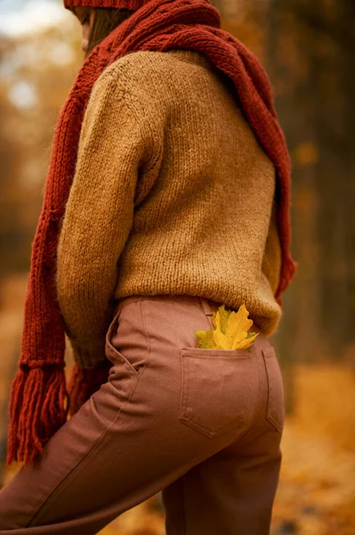 Mujer con hojas de otoño en bolsillo al aire libre —  Fotos de Stock