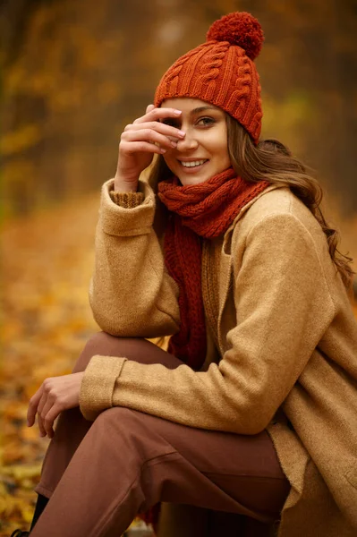 숲 속의 여인의 아름다운 가을 풍경 — 스톡 사진