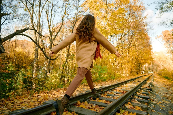 Felice giovane donna godere autunno foglie caduta — Foto Stock