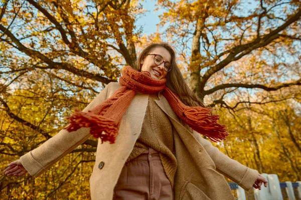 Woman dancing in nature among autumn leaves — Stock Photo, Image