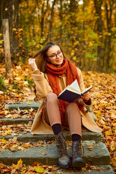 야외에서 책을 읽고 있는 젊은 여자의 모습 — 스톡 사진