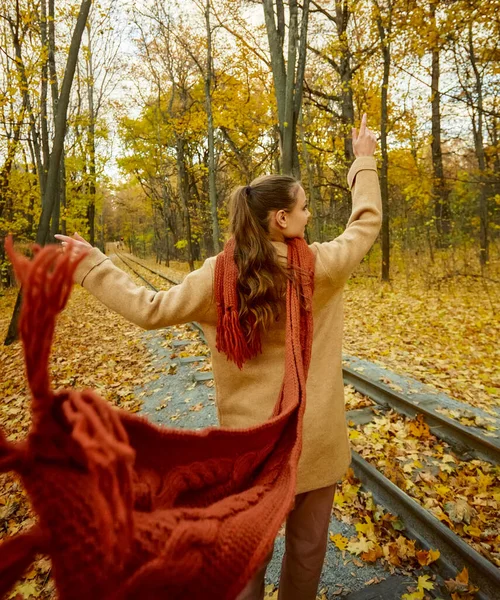 가을 공원을 거닐고 있는 젊은 패션 여성 — 스톡 사진