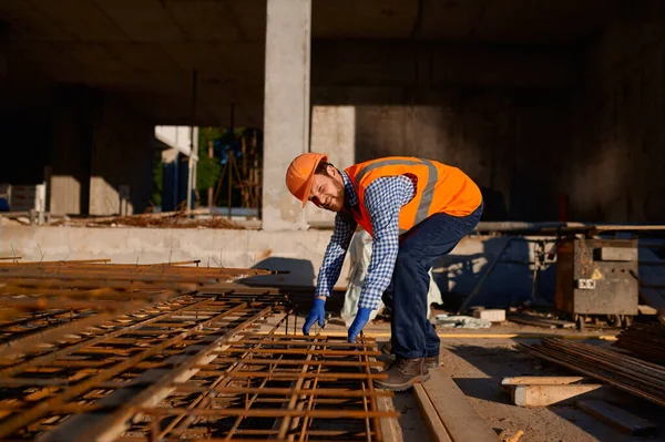 Trabajador de la construcción tomando armadura de refuerzo de rejilla metálica —  Fotos de Stock