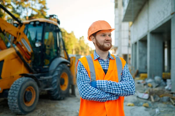 İnşaat alanında duran inşaatçının portresi — Stok fotoğraf
