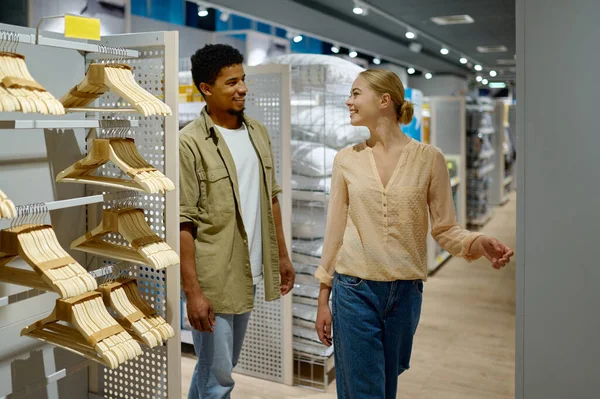 Happy couple buying household goods in store — Stockfoto