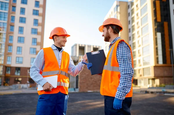 Inżynier i wykonawca rozmawiający na placu budowy — Zdjęcie stockowe