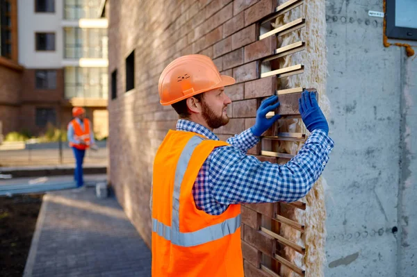 Piedra de revestimiento del trabajador para el calentamiento externo de la pared —  Fotos de Stock