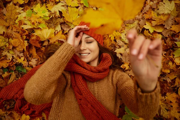 가 잎에 누워 아름 다운 행복 한 여자 — 스톡 사진