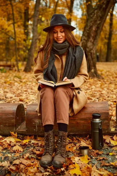 Mujer descanso lectura libro en otoño bosque — Foto de Stock
