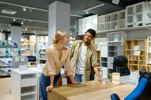 Couple à la recherche d'une table au magasin de meubles — Photo