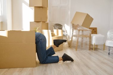 Komik kadın büyük kutuda bir şey arıyor.