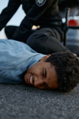 Polis memuru şüpheli genç araba sürücüsünü tutukladı